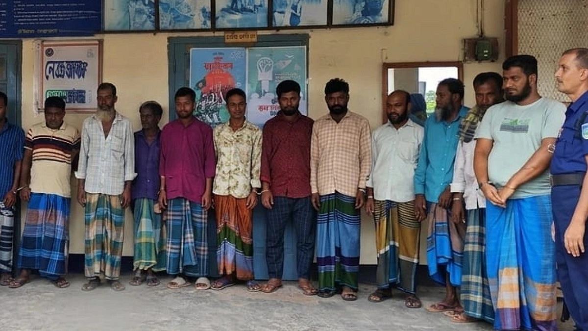 ষাঁড়ের লড়াইয়ের নামে জুয়ার আয়োজনের অভিযোগ, আটক ১৫
