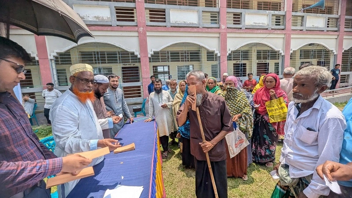 ঈদের ৪ দিন পর ত্রাণ বিতরণ, সমালোচনার মুখে এমপি