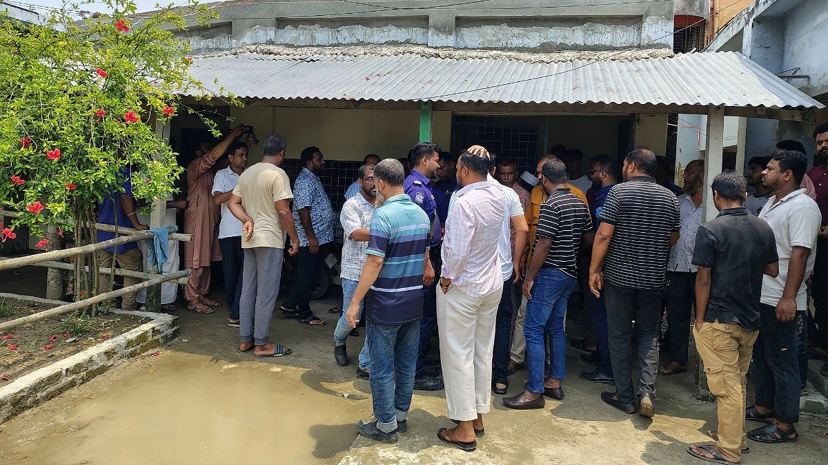 স্কুলে এনসিপি নেতাকে অবরুদ্ধ করে শিক্ষার্থীদের বিক্ষোভ