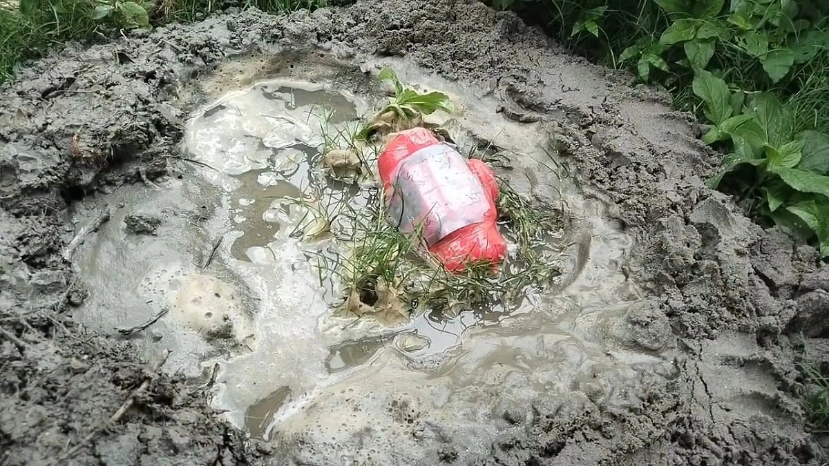 বোমাসদৃশ বস্তুর গায়ে লেখা ‘জয় বাংলা’