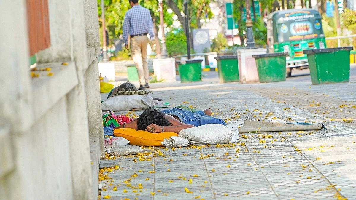 ভিআইপি ফুটপাতে মাদকসেবী-ছিনতাইকারী-ভাসমানরা!