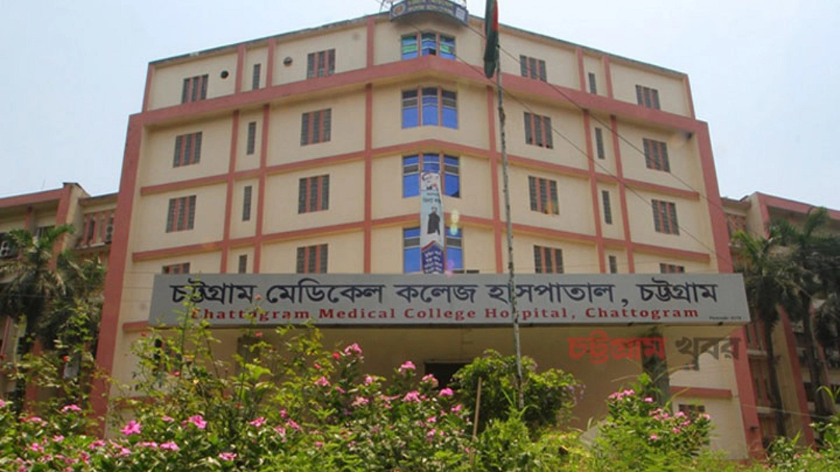 কর্ণফুলীতে ফিশিং ট্রলারে আগুন, দগ্ধ ৬