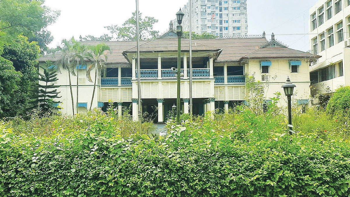 ঐতিহ্যের  গৌরীপুর লজ  এখন ব্যাংক