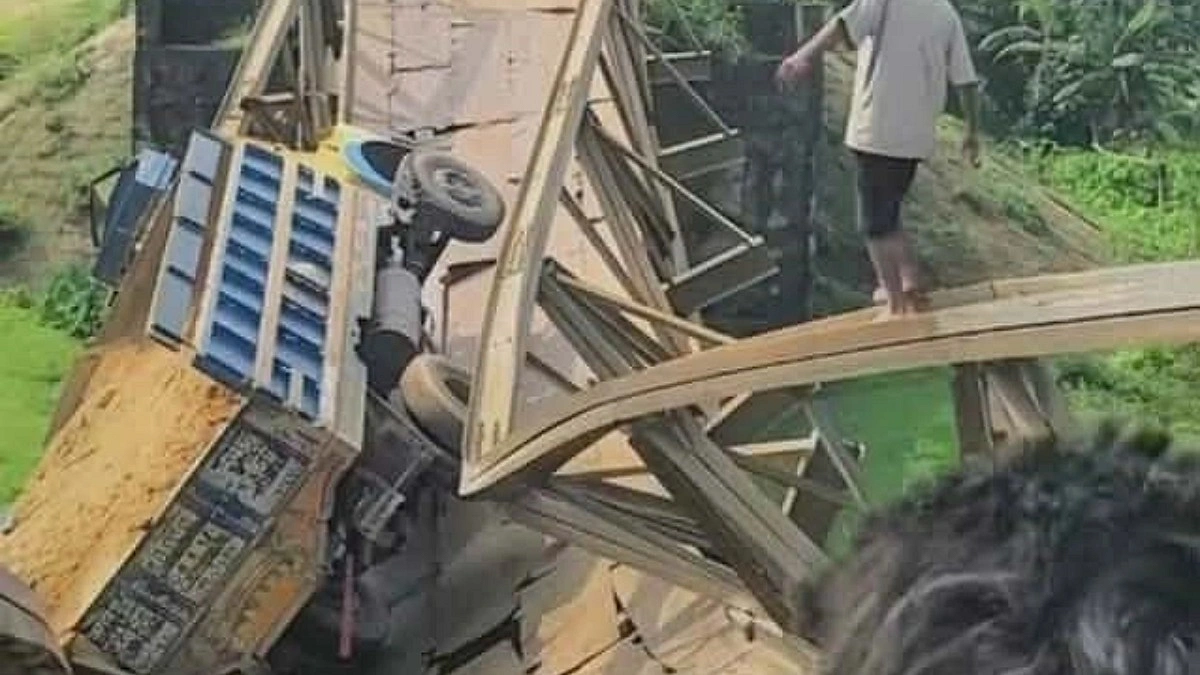 ব্রিজ ভেঙে নদীতে, তিন মাসেও হয়নি সংস্কার