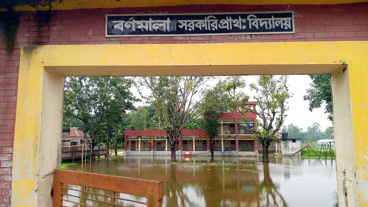 পানিবন্দি পাঁচ শতাধিক শিক্ষার্থীর পাশে নাগেশ্বরীর ইউএনও