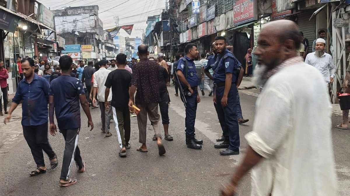 ফুটপাত উচ্ছেদ অভিযান ঘিরে সংঘর্ষ, তিন ঘণ্টা সড়ক অবরোধ