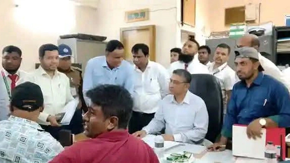 রেলওয়ের জিএমের পরিদর্শনে জরিমানা গুনলেন স্টল মালিক