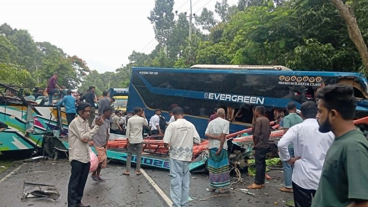 চকরিয়ায় যাত্রীবাহী দুই বাসের মুখোমুখি সংঘর্ষ, শিশু নিহত