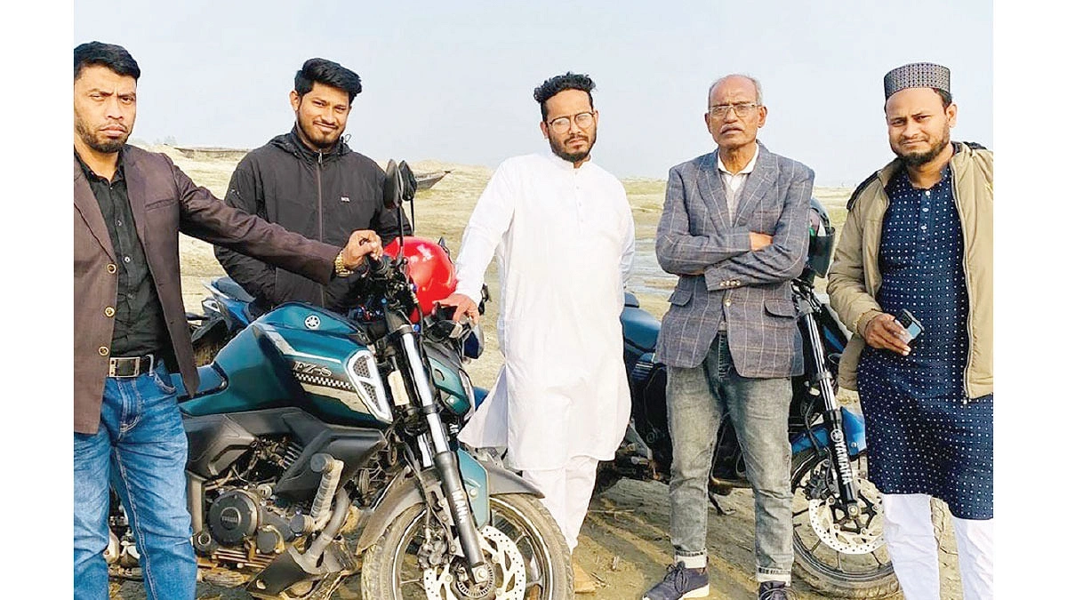 নিজেকে পুড়িয়ে আলো ছড়ান ‘খোকা মামা’