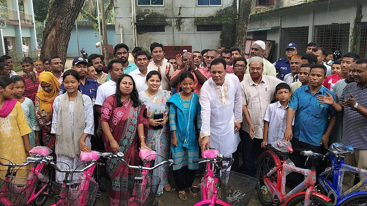 শ্রীবরদীর ক্ষুদ্র নৃগোষ্ঠী শিক্ষার্থীদের মধ্যে শিক্ষাবৃত্তি ও বাইসাইকেল বিতরণ