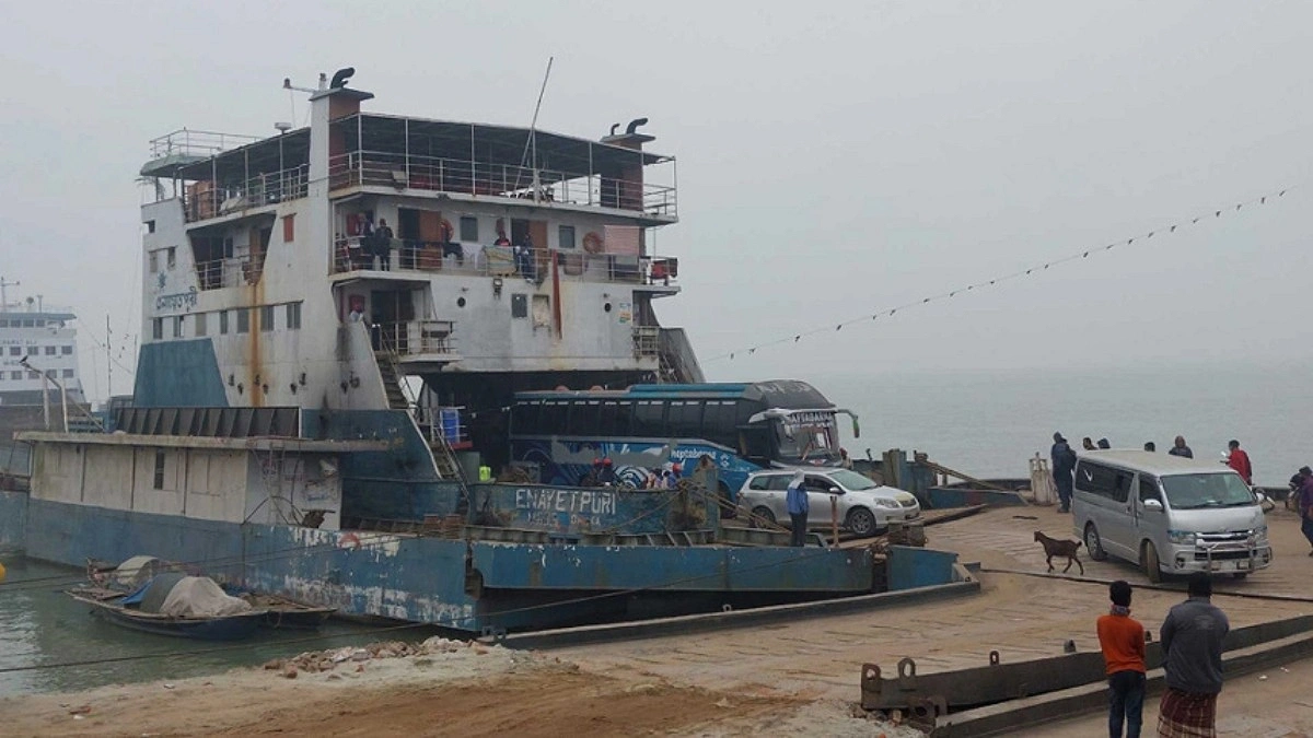 বন্ধের আধা ঘণ্টা পর ফেরি চলাচল স্বাভাবিক