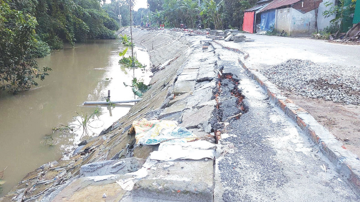 ৮ মাসেই ধস
