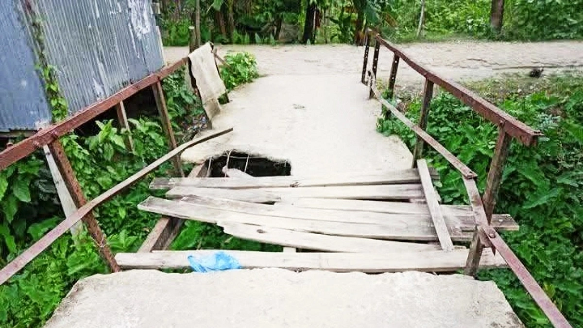 বেহাল সেতুতে ঝুঁকি নিয়েই পারাপার
