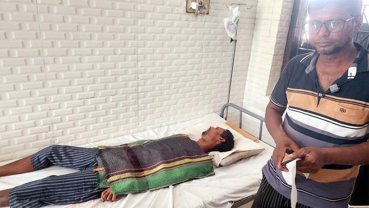 চোর সন্দেহে ‘মানসিক প্রতিবন্ধী’ যুবককে গাছে বেঁধে নির্যাতন