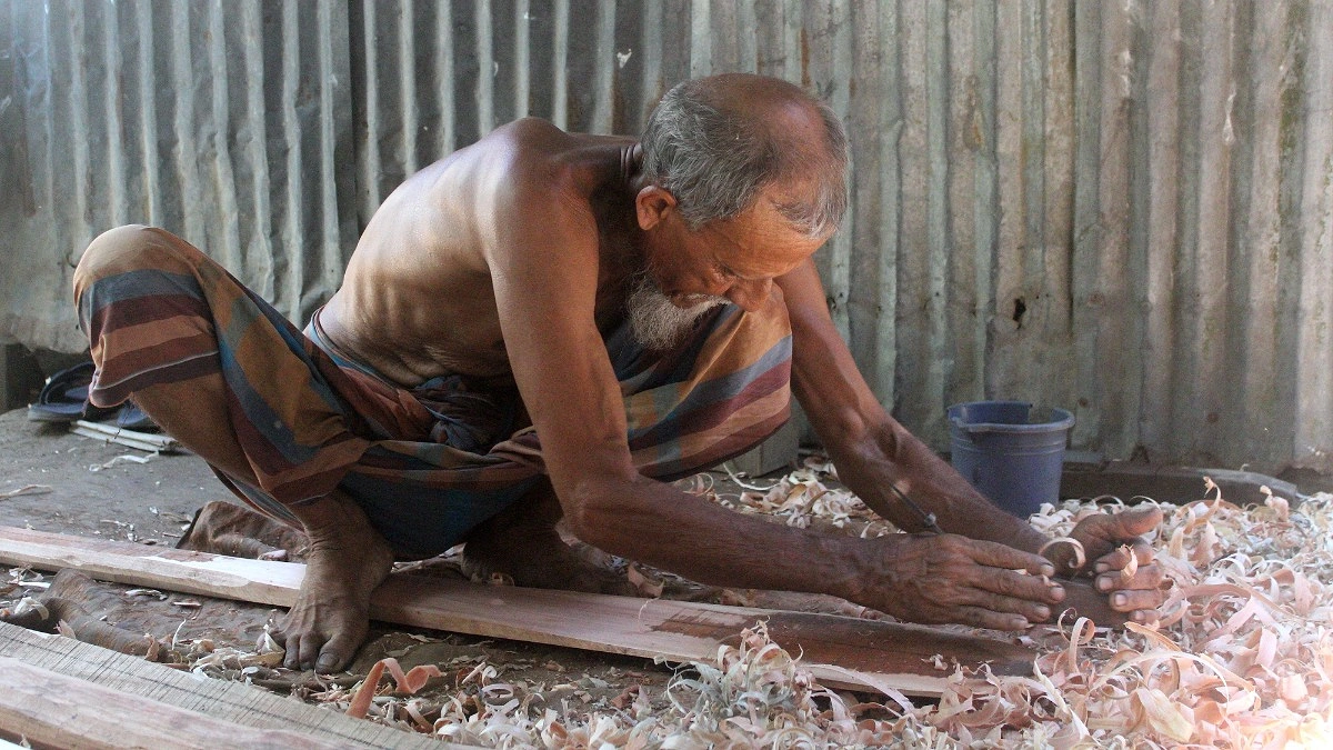বর্ষায় বৈঠায় ঘুরে সংসারের চাকা