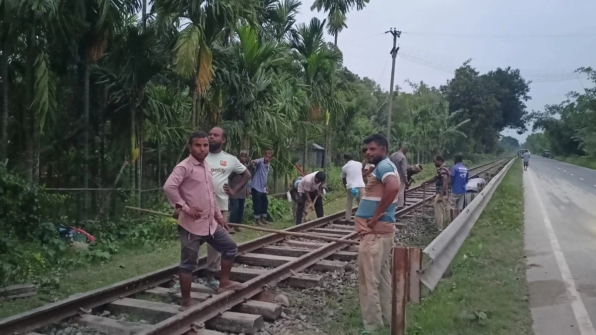 ১২ ঘণ্টা পর কুড়িগ্রামের সঙ্গে রেল যোগাযোগ স্বাভাবিক