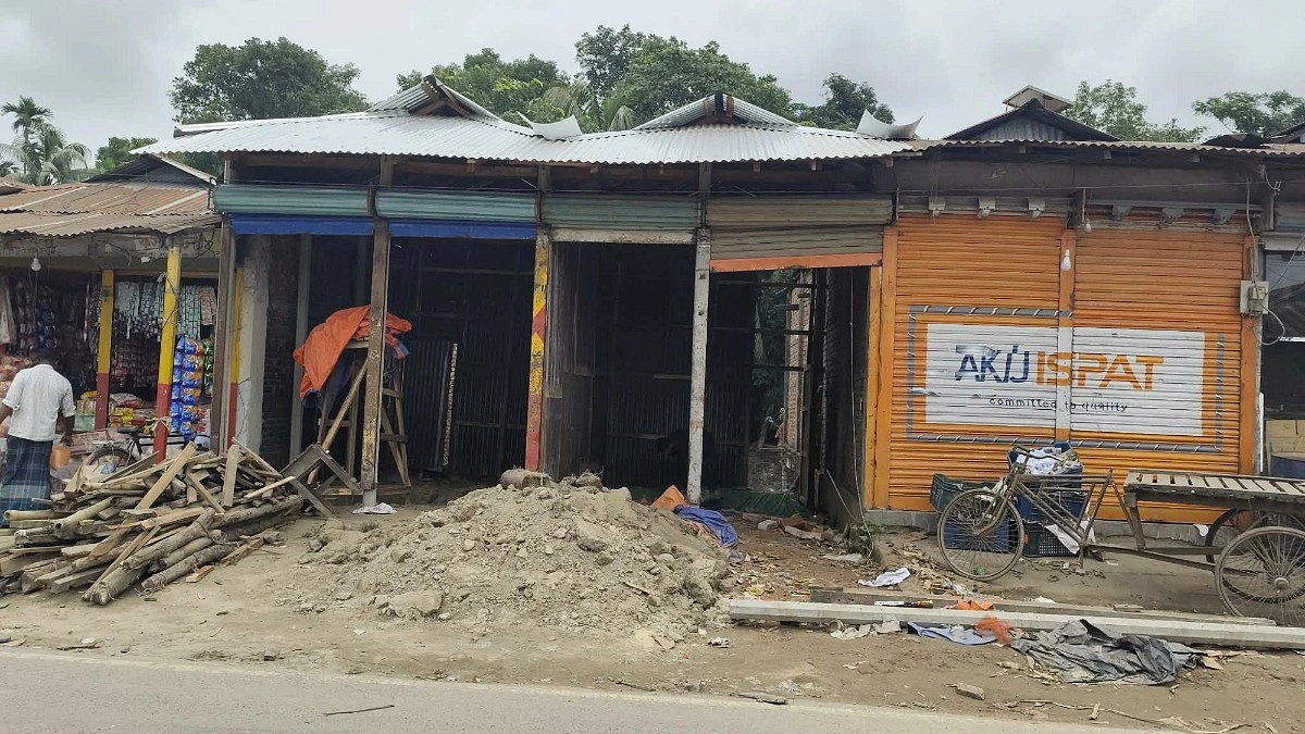 স্কুলশিক্ষকের ইজারা নেওয়া জমিতে বিএনপি নেতার দোকান