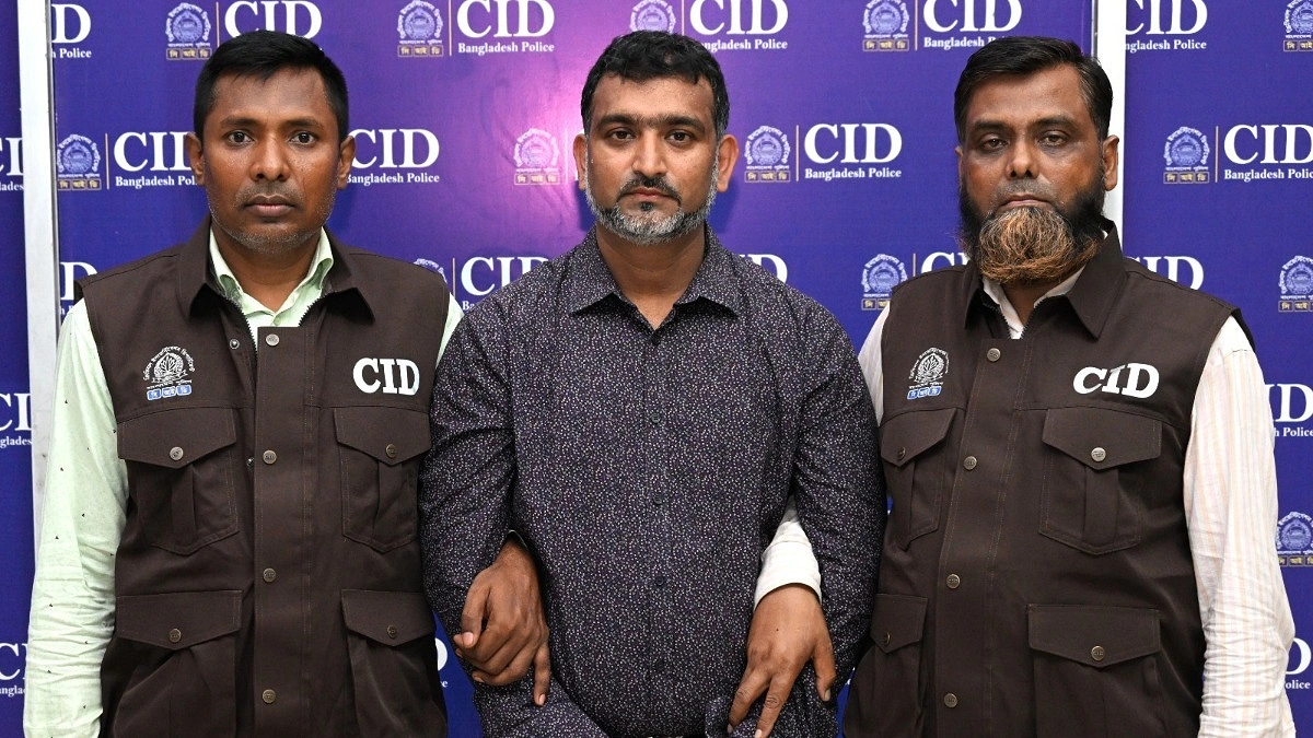 গ্রাহকের অজান্তে ক্রেডিট কার্ড দিয়ে অর্থ আত্মসাৎ, সাবেক ব্যাংক কর্মকর্তা গ্রেপ্তার