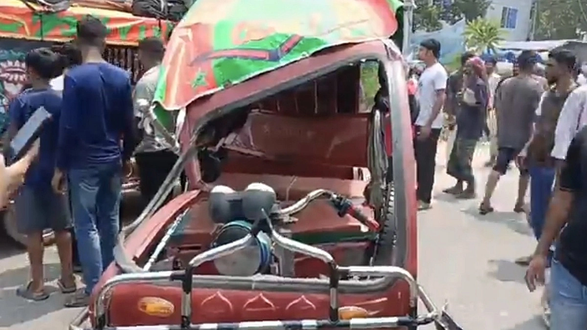 বাসের বক্সের ঢাকনার ধাক্কায় অটোরিকশা আরোহী নিহত, আহত ২