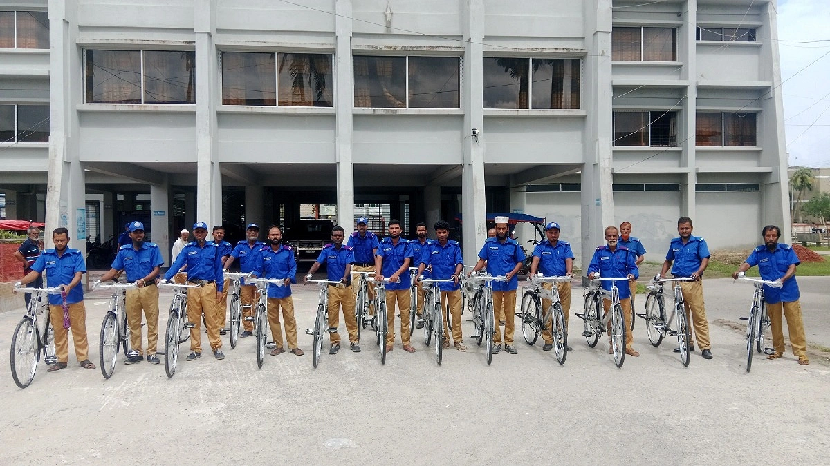 বেতাগীতে সাইকেল পেলেন গ্রাম পুলিশ সদস্যরা