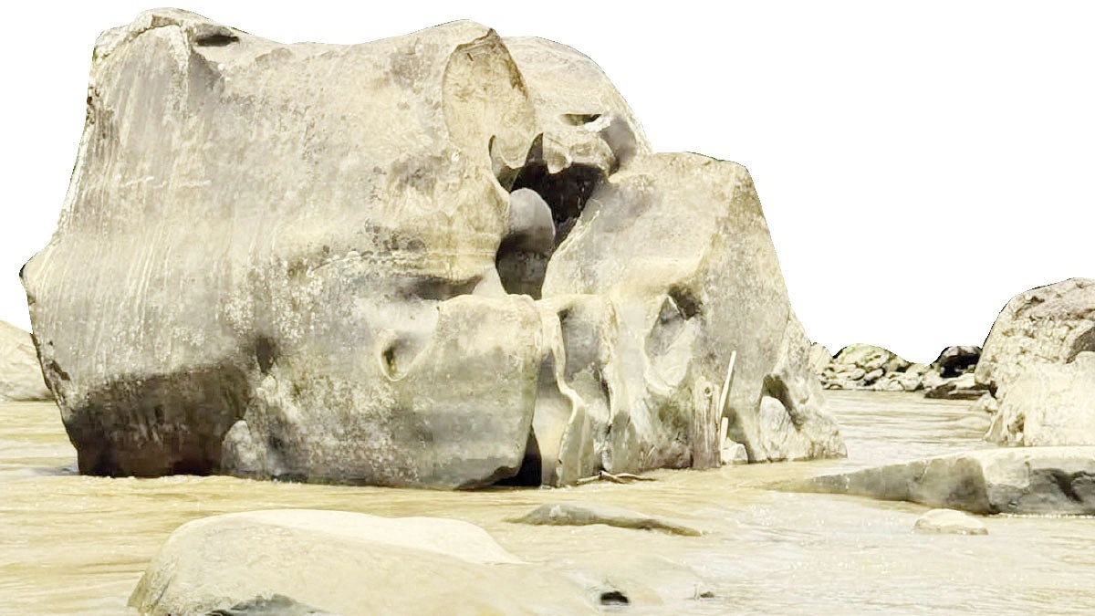 নদীর জলে ধ্যানমগ্ন রাজা পাথর