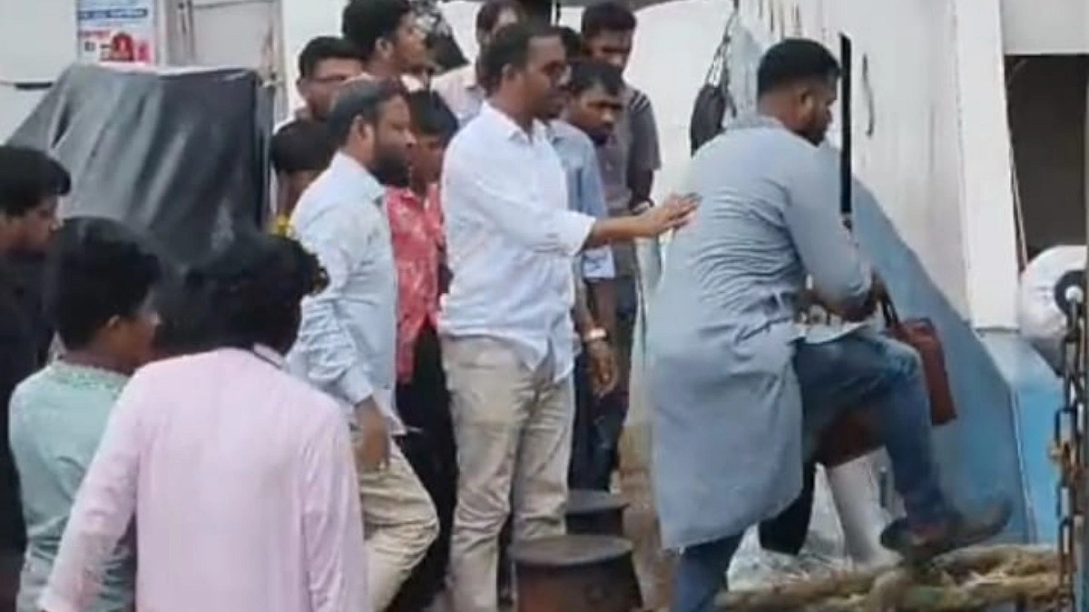 মাঝপথ থেকে ফেরি ঘুরিয়ে আনলেন এমপি হান্নান মাসউদ