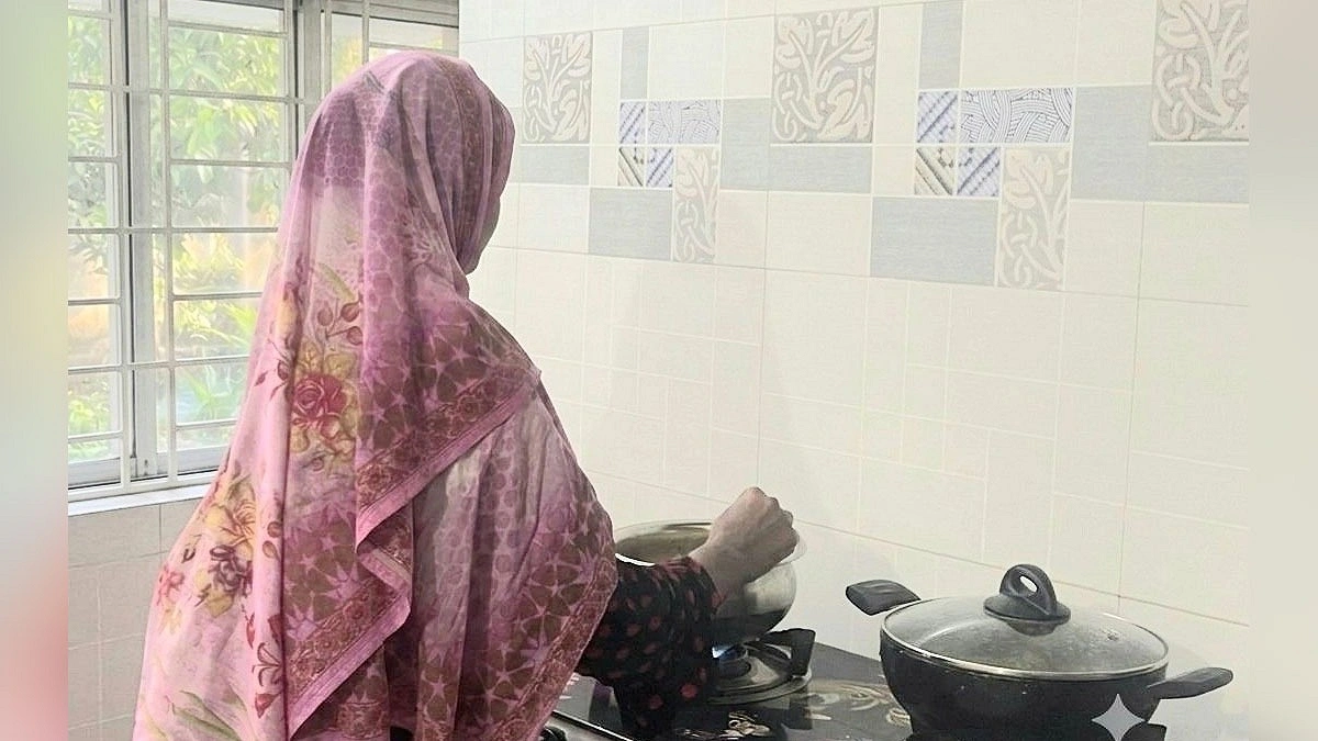‘ডিম ভাজতে লাগছে ২৫ মিনিট, চুলাতেই নষ্ট তরকারি’