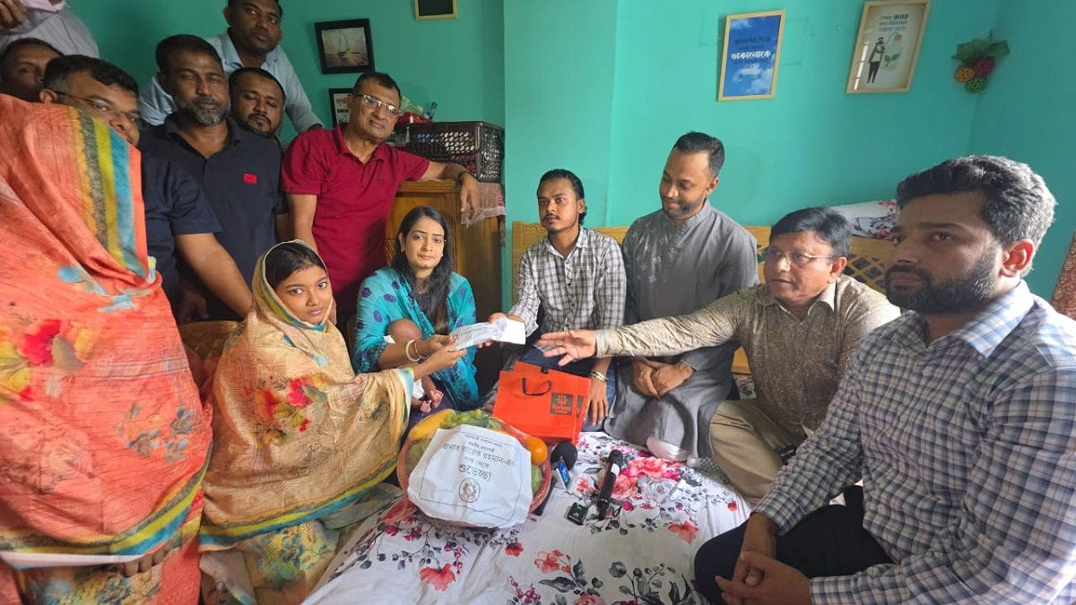 আহত জুলাইযোদ্ধার শিশুকন্যার জন্য উপহার পাঠালেন প্রধানমন্ত্রী