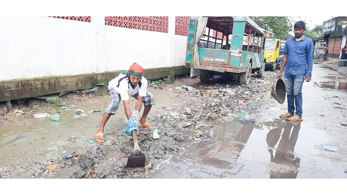 রাস্তাঘাট পরিষ্কার করেন রায়হান