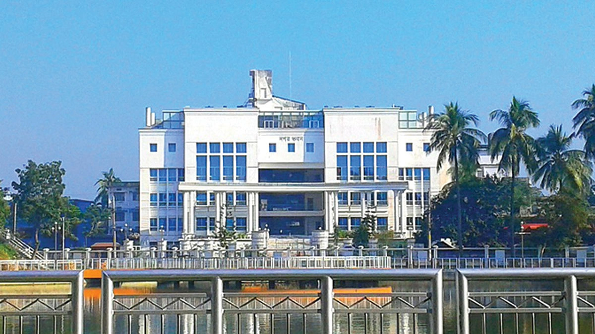 কোটি টাকা হাতিয়ে অবসর চান প্রধান সহকারী