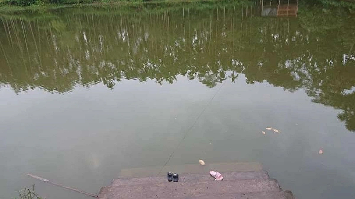 স্কুলে গিয়ে নিখোঁজ, পুকুরপাড়ে জুতা দেখে মিলল মৃত্যু খবর