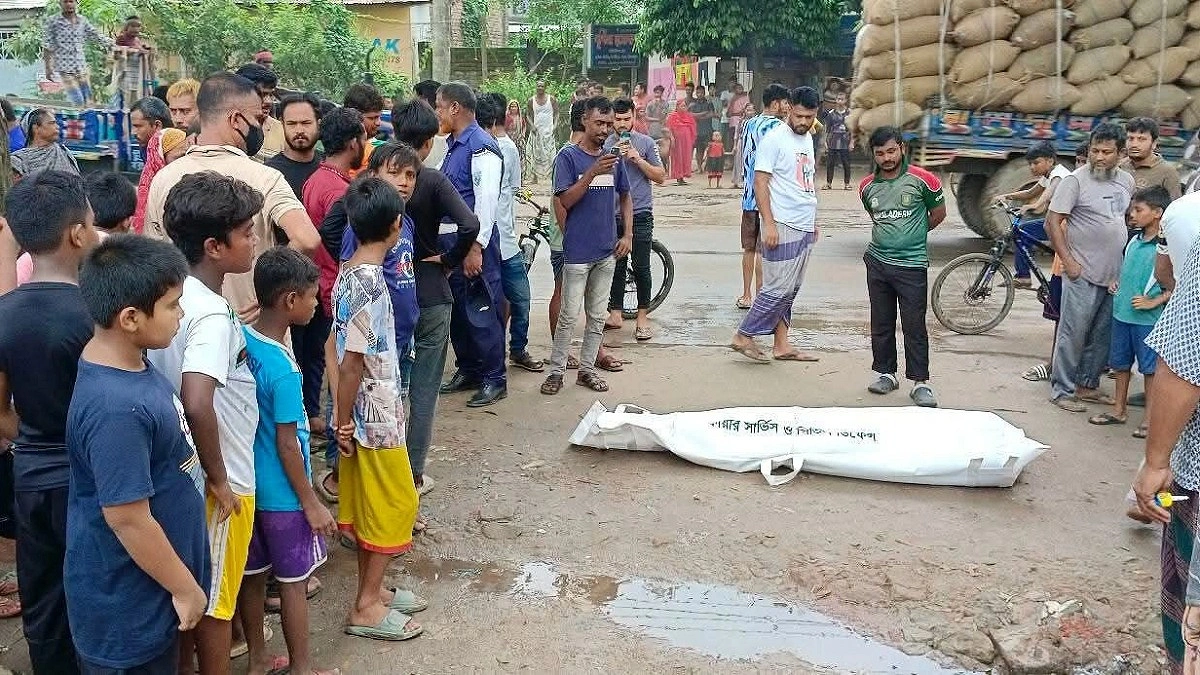 ট্রাকের ধাক্কায় মোটরসাইকেল থেকে ছিটকে পড়ে প্রাণ গেল স্বামীর, আহত স্ত্রী