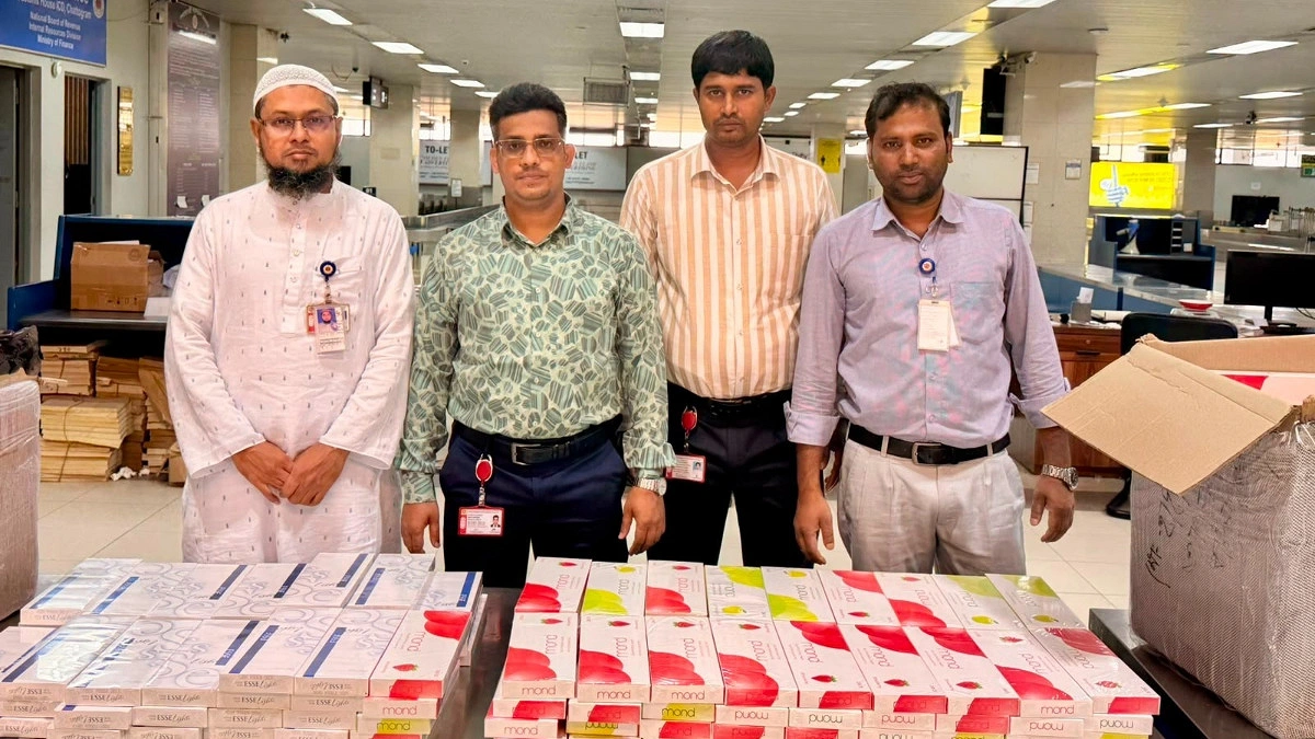 চট্টগ্রাম বিমানবন্দরে ৬৫ লাখ টাকার বিদেশি সিগারেট জব্দ
