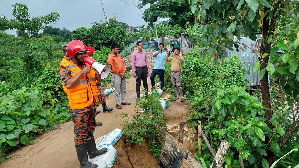 ঝুঁকিপূর্ণ এলাকা থেকে সরে যেতে রাঙামাটিতে মাইকিং