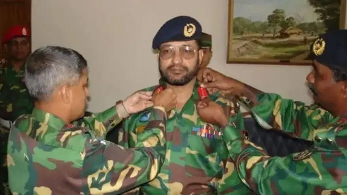 বেতন ছাড়াও এক কোটি টাকা ‘বিশেষ প্রণোদনা’ পাচ্ছেন আযমী