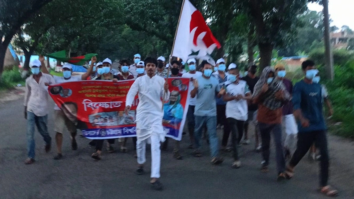চট্টগ্রাম বিশ্ববিদ্যালয়ে নিষিদ্ধ ছাত্রলীগের মিছিল