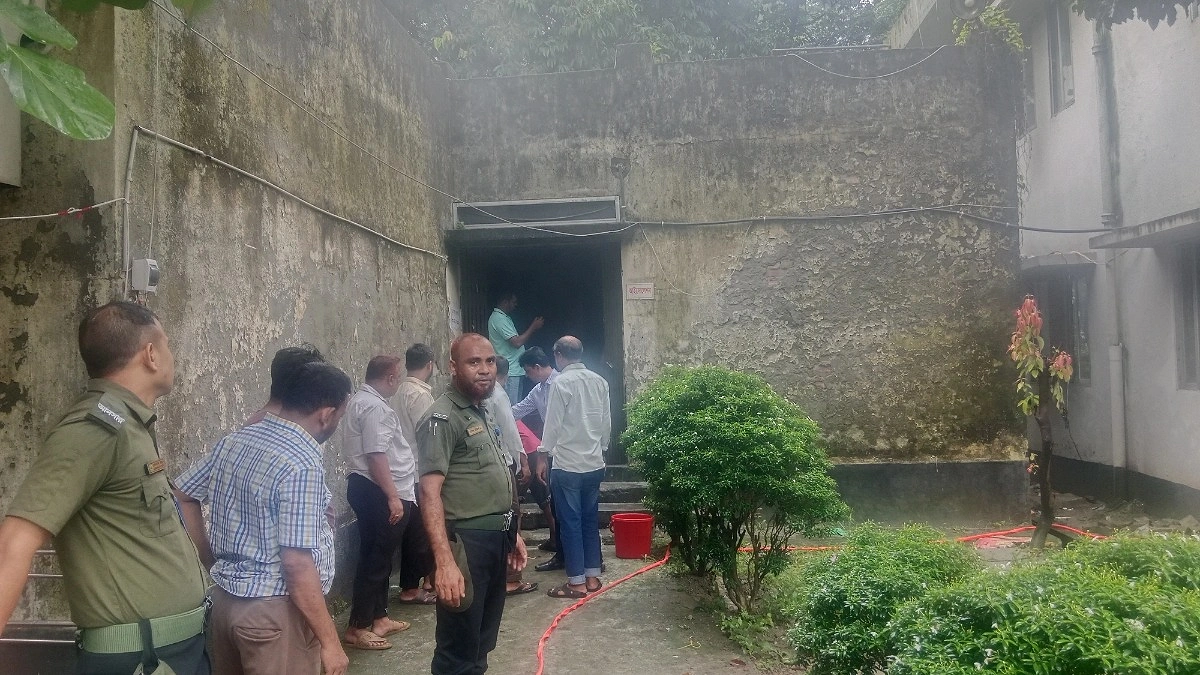 সাভার স্বাস্থ্য কমপ্লেক্সের স্টোর রুমে আগুন