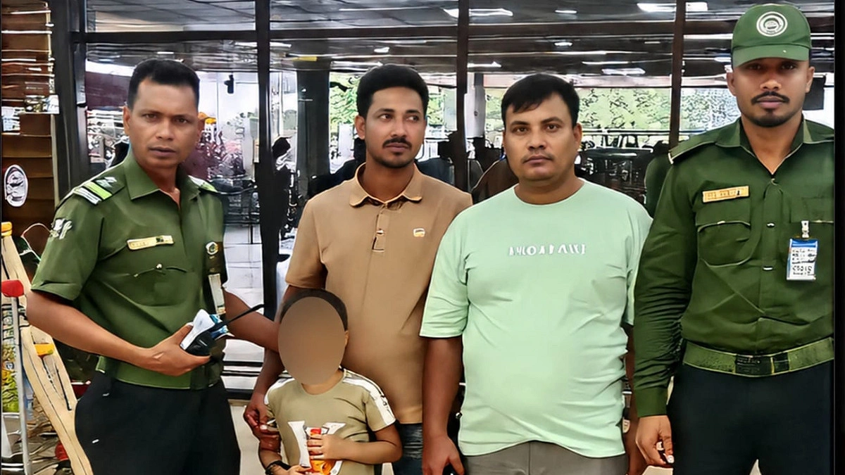 কান্নার শব্দে থামল আনসারের পা, শিশুটি ফিরে পেল স্বজন
