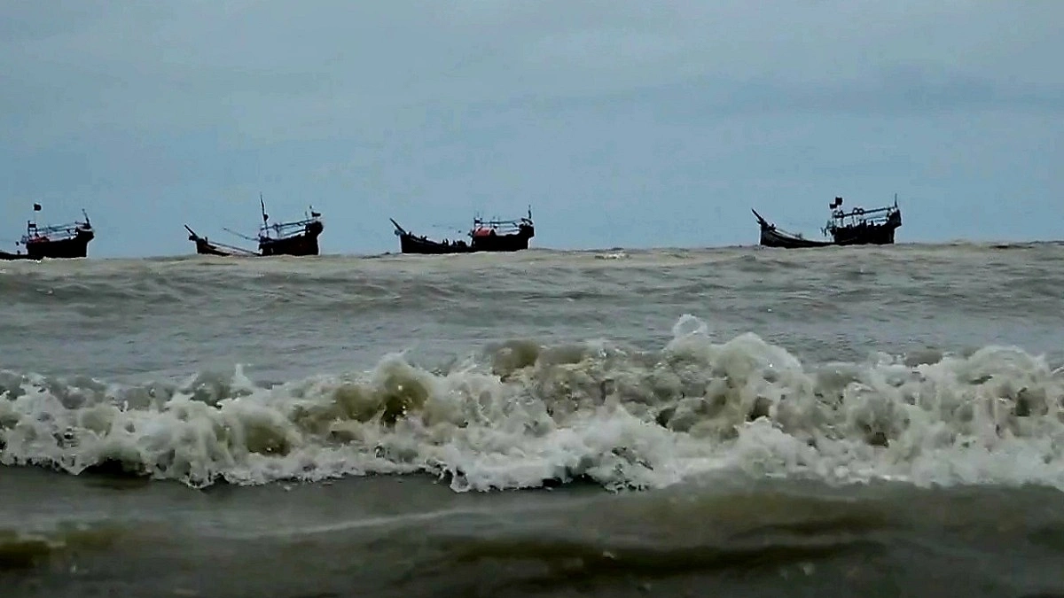 উত্তাল সাগরে দুটি ট্রলারডুবি, ১৬ জেলে উদ্ধার হলেও নিখোঁজ ২