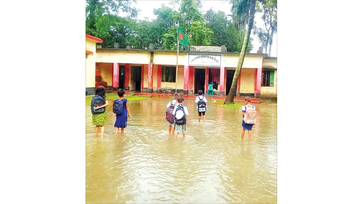 মাঠে তার হাঁটুজল থাকে