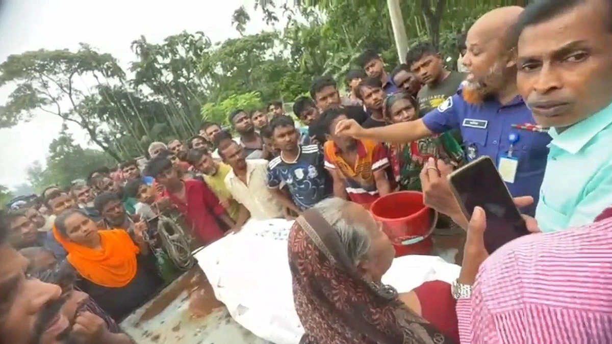 নিয়ন্ত্রণ হারিয়ে উল্টে গেল নছিমন, চালক নিহত