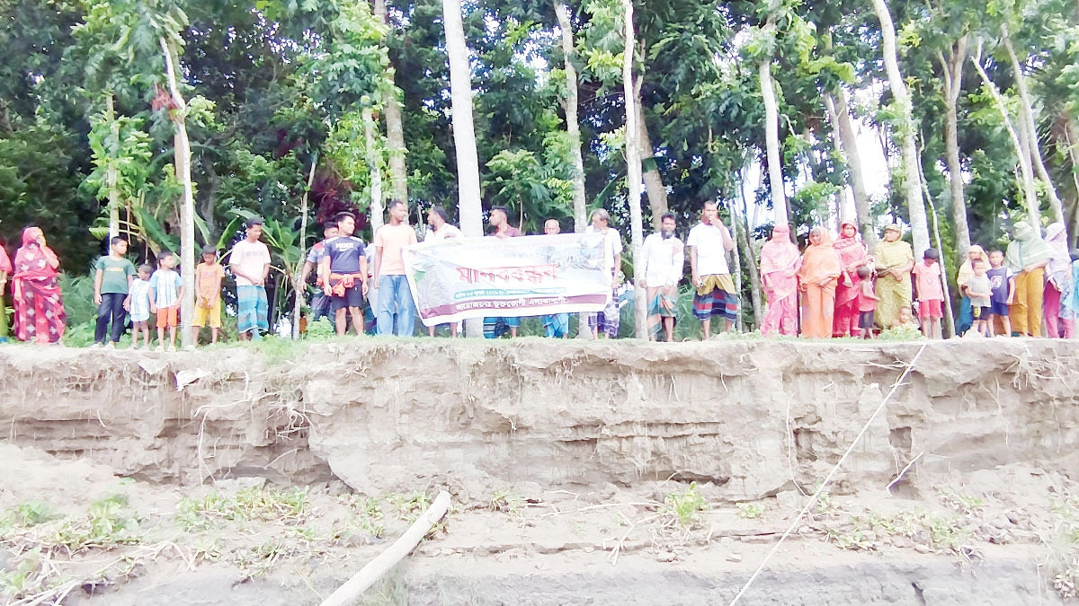 নবগঙ্গা ‘গিলছে’ নড়াইলের ইসলামপুর