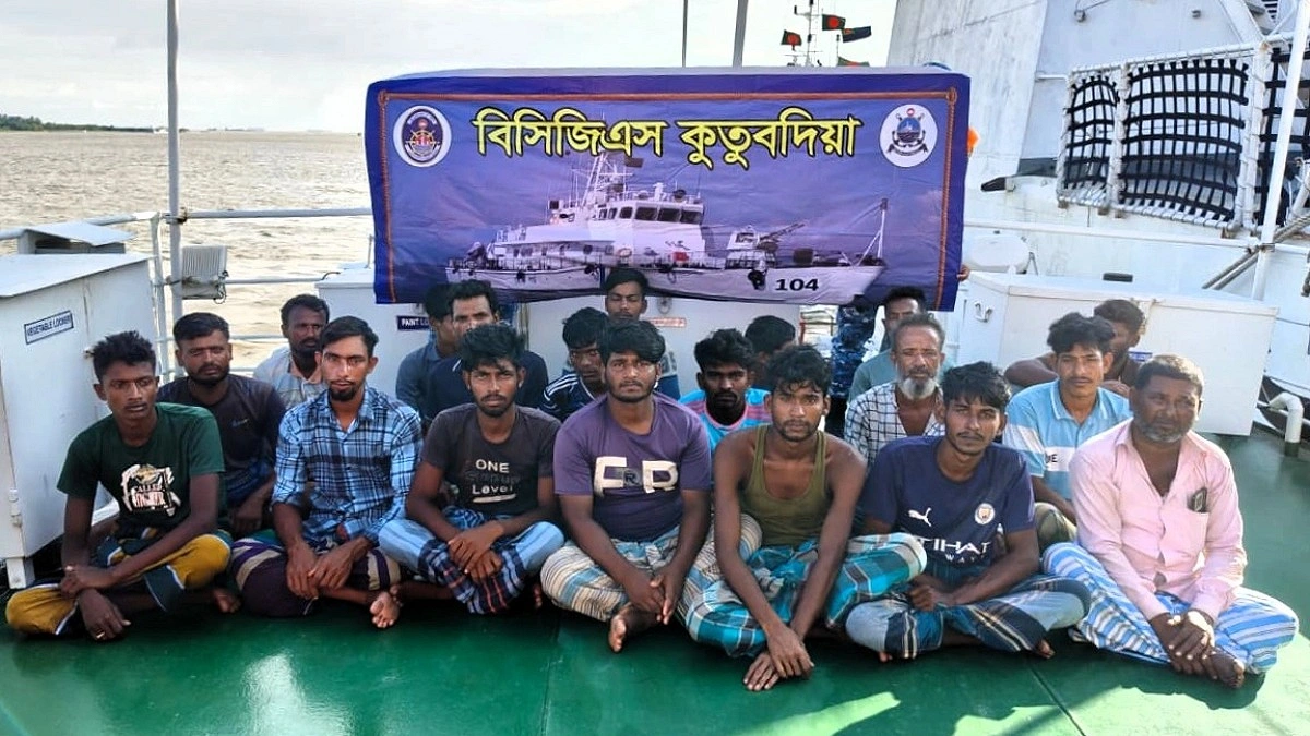 গভীর সমুদ্রে ইঞ্জিন বিকল, ভাসমান ট্রলারসহ ১৯ জেলে উদ্ধার