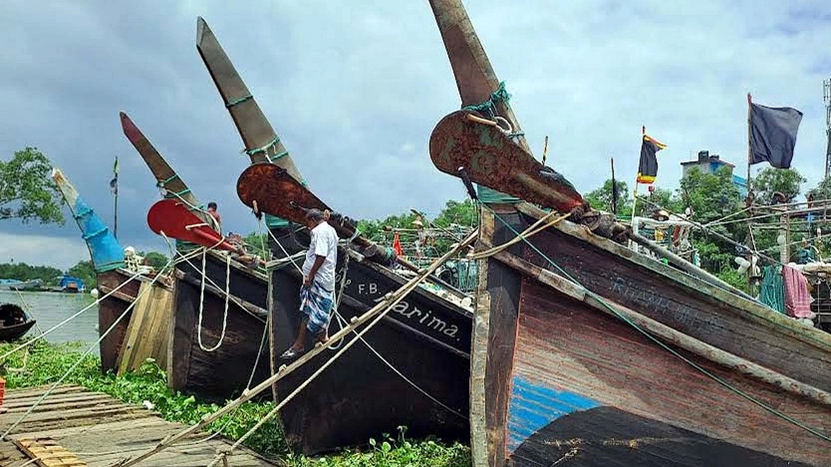 ইলিশশূন্য ট্রলার নিয়ে ঘাটে ফিরছেন জেলেরা
