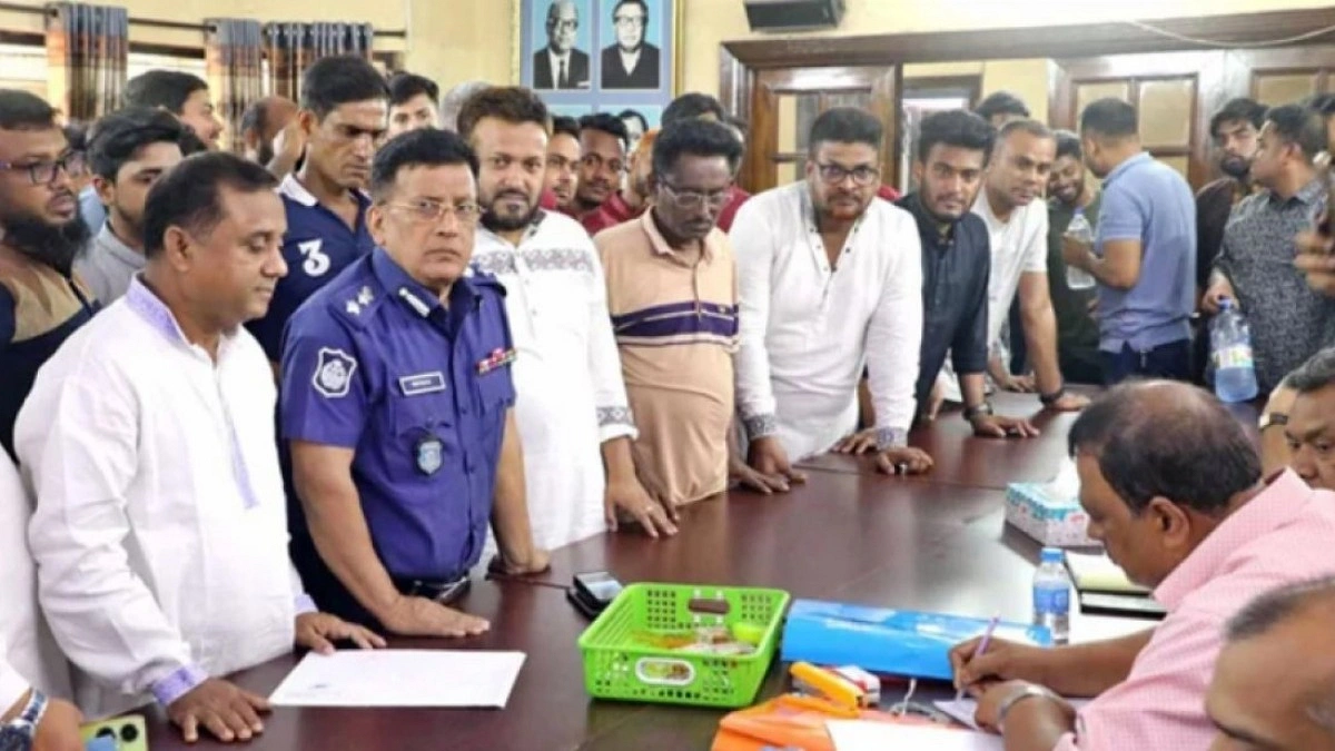ইউনিফর্মে আ.লীগের মনোনয়ন জমা, অতিরিক্ত ডিআইজিকে বাধ্যতামূলক অবসর