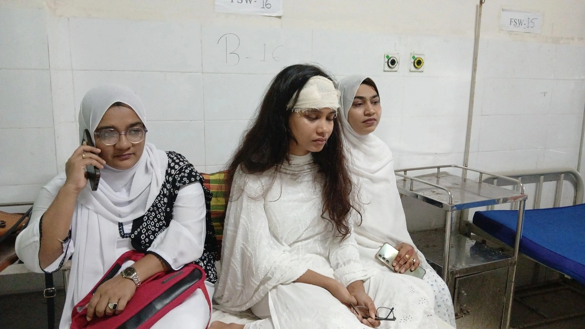 নারী আইনজীবীর মাথা ফাটালেন বিচারক