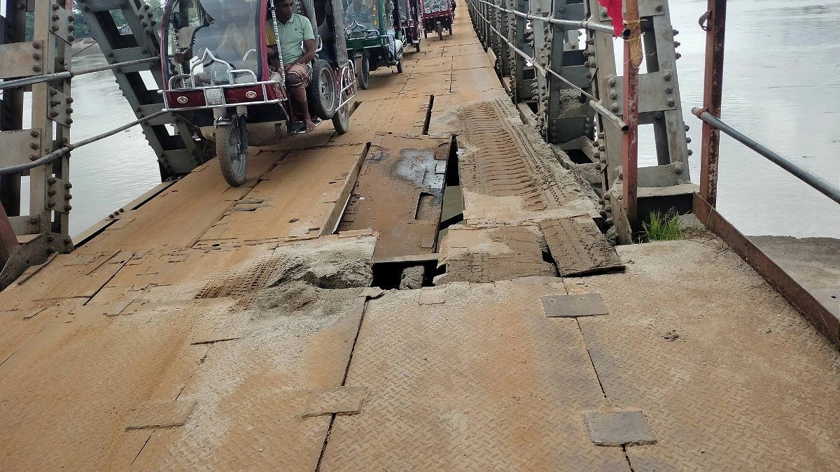 ১৪০ বছরের সোনাহাট সেতুর পাটাতন ভেঙে ভারী যান চলাচল বন্ধ