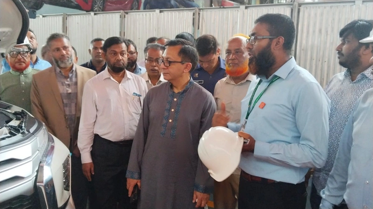 প্রগতি ইন্ডাস্ট্রিজের কারখানা পরিদর্শন করলেন শিল্পমন্ত্রী