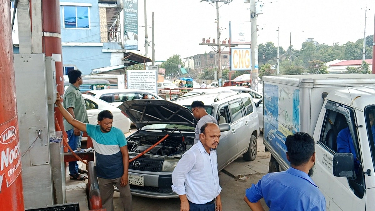 সিএনজি স্টেশনগুলোতে গ্যাস সংকট, বিপাকে উবার চালকরা