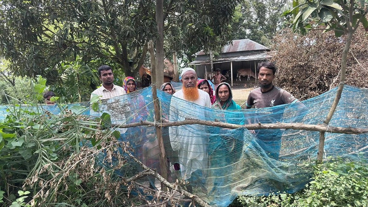 গ্রাম্য বিরোধে অবরুদ্ধ দুই পরিবার